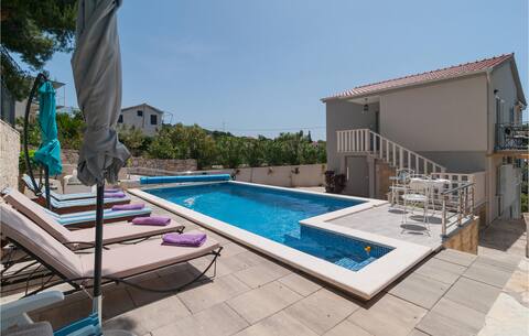 Lovely home in Maslinica with WiFi