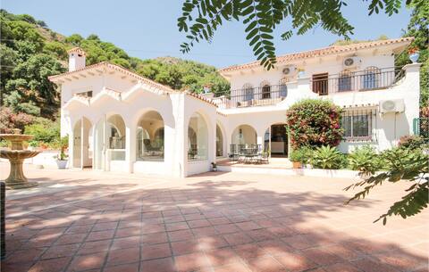 7 bedroom nice home in Ojen, Marbella