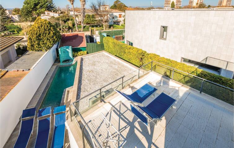Awesome home in Sant Pere Pescador gallery image 5