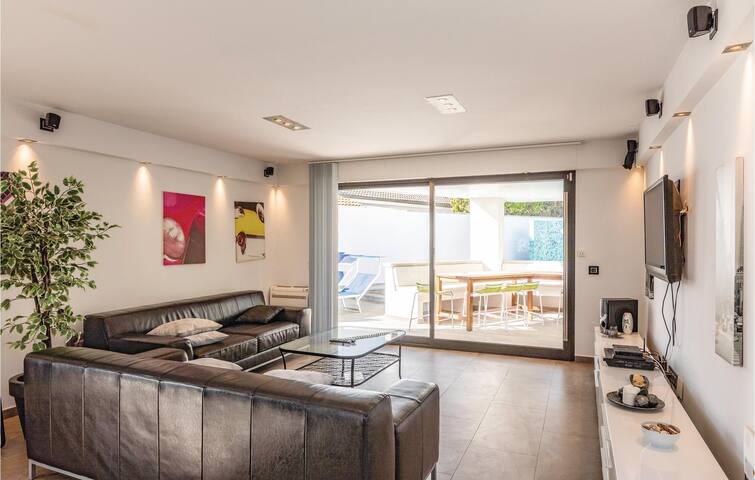 Awesome home in Sant Pere Pescador gallery image 2