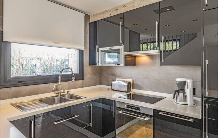 Awesome home in Sant Pere Pescador gallery image 3