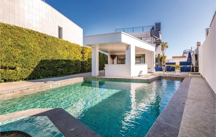 Awesome home in Sant Pere Pescador