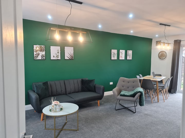 Family-friendly 3br House | Perfect For Work Stays - Slough