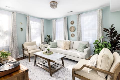 Top Airbnb: Hot Tub Retreat • Parking • 1 Block to King St! in Charleston