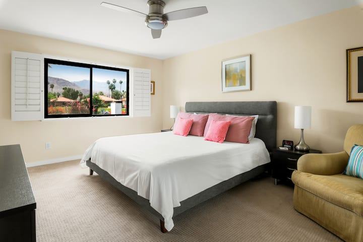 Релаксирачка спална соба со удобна масичка, ламба и удобен кауч за дополнителна удобност.