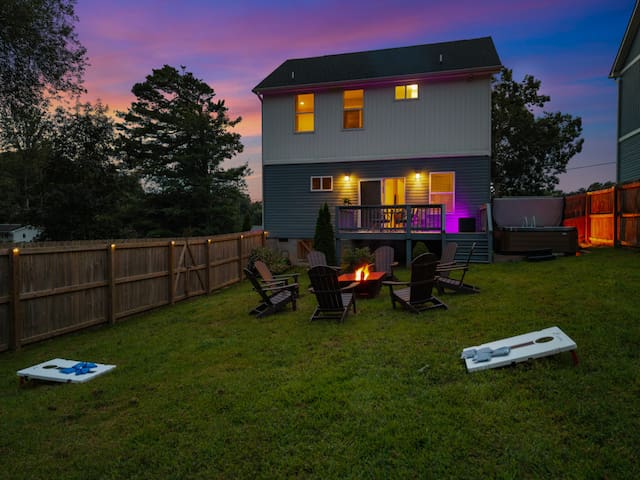 5 mile DT. Lux. Hot Tub. FirePit. Games. Sleeps 8.