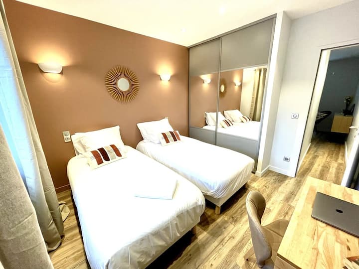Bedroom 2 with two beds of 90 x 190 as well as a desk, hotel bedding...