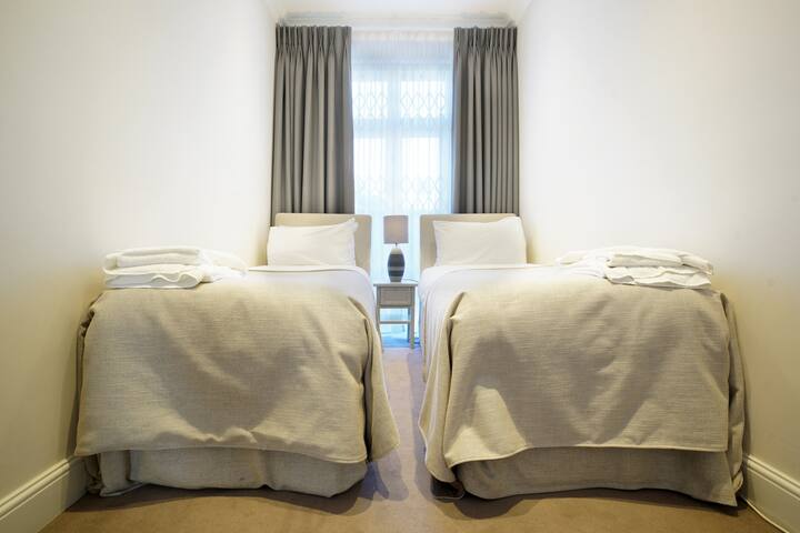 South Kensington Superior Two Bedroom Apartment gallery image 4