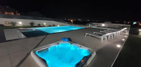 Sunrise Villa by Laranjal Rentals