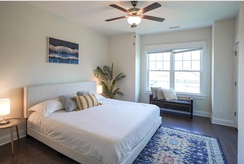 NEW Family Friendly Manor | Sleeps 14 | Parking