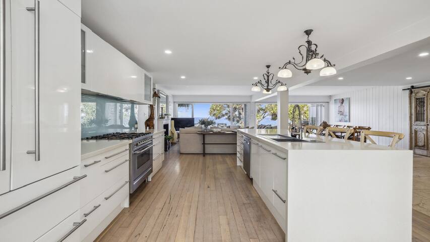 Hampton on the Beach – Stunning Beach Front gallery image 5