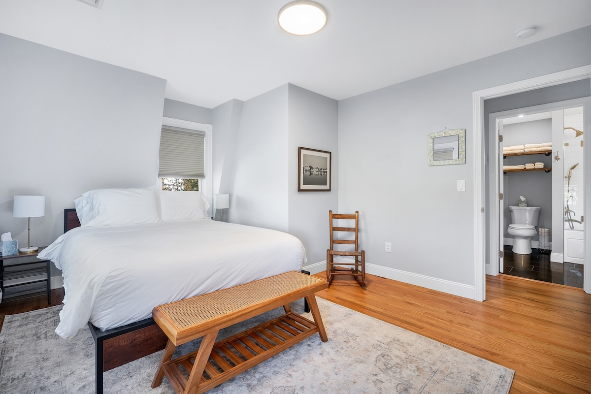 Suita kryesore e dhomës së gjumit me krevat dopio "queen"