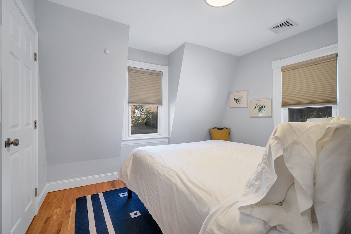 Dhomë gjumi dytësore me krevat dopio "queen"