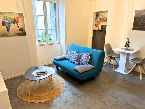 Popular Airbnb listing: The Escale - cozy apartment - near Train Station in Thabor Saint Hélier Alphonse Guérin