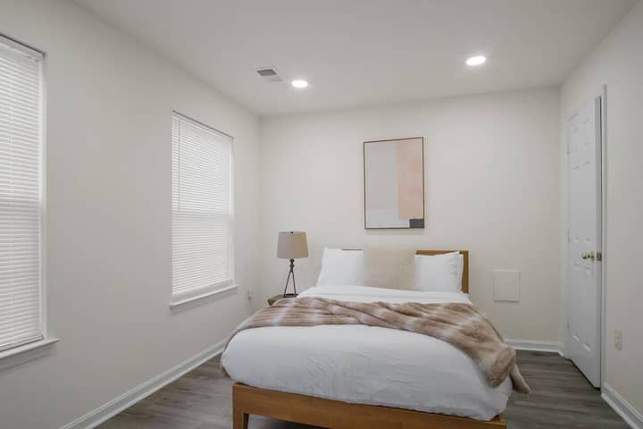 חדר שינה במפלס 1 כולל מיטה זוגית עם מזרן ויסקו וארון צמוד.