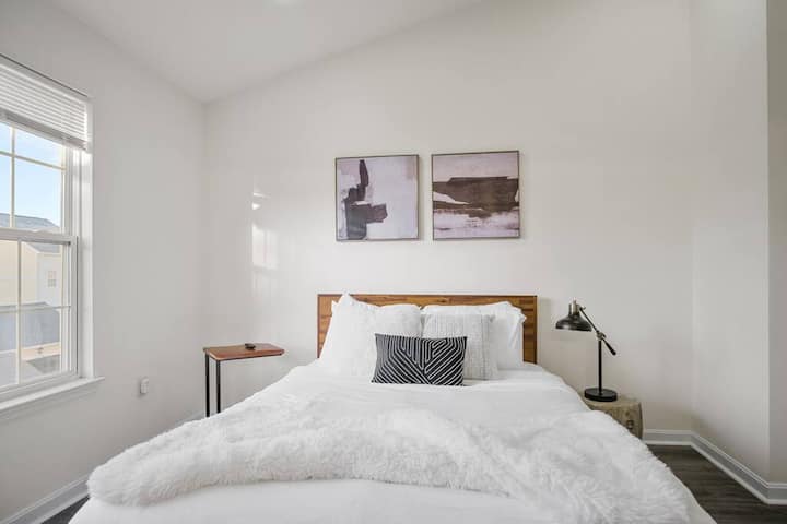 בחדר השינה הראשי 1 יש מזרן ויסקו קווין סייז עם הרבה תאורה טבעית במהלך היום.