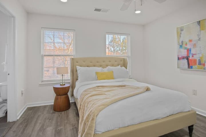 חדר שינה ראשי 2 מפואר באותה מידה, בדומה לחדר השינה הראשי 1 כולל מיטת קווין סייז וחדר רחצה פרטי צמוד.