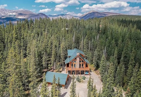 Spacious Lodge • 3 Acres • Hot Tub & Game Room