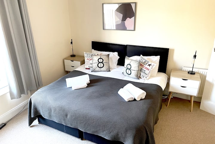 宽敞的主卧室位于房屋前面。