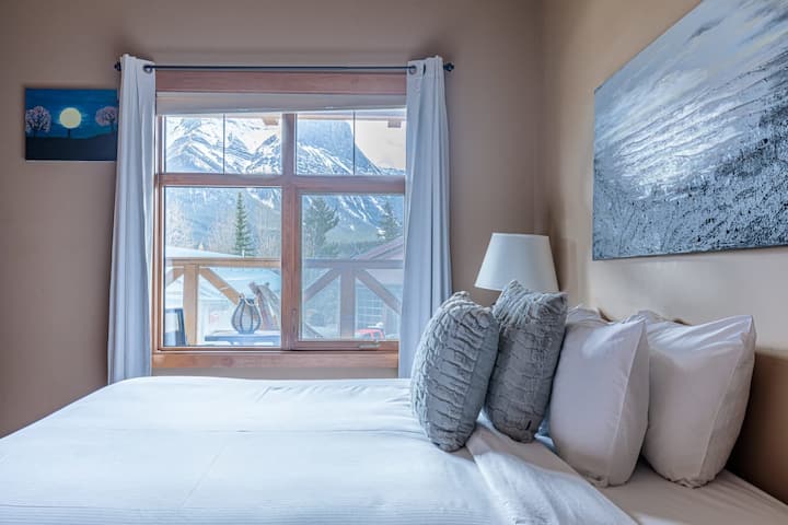 Krásny výhľad na hory z hlavného apartmánu