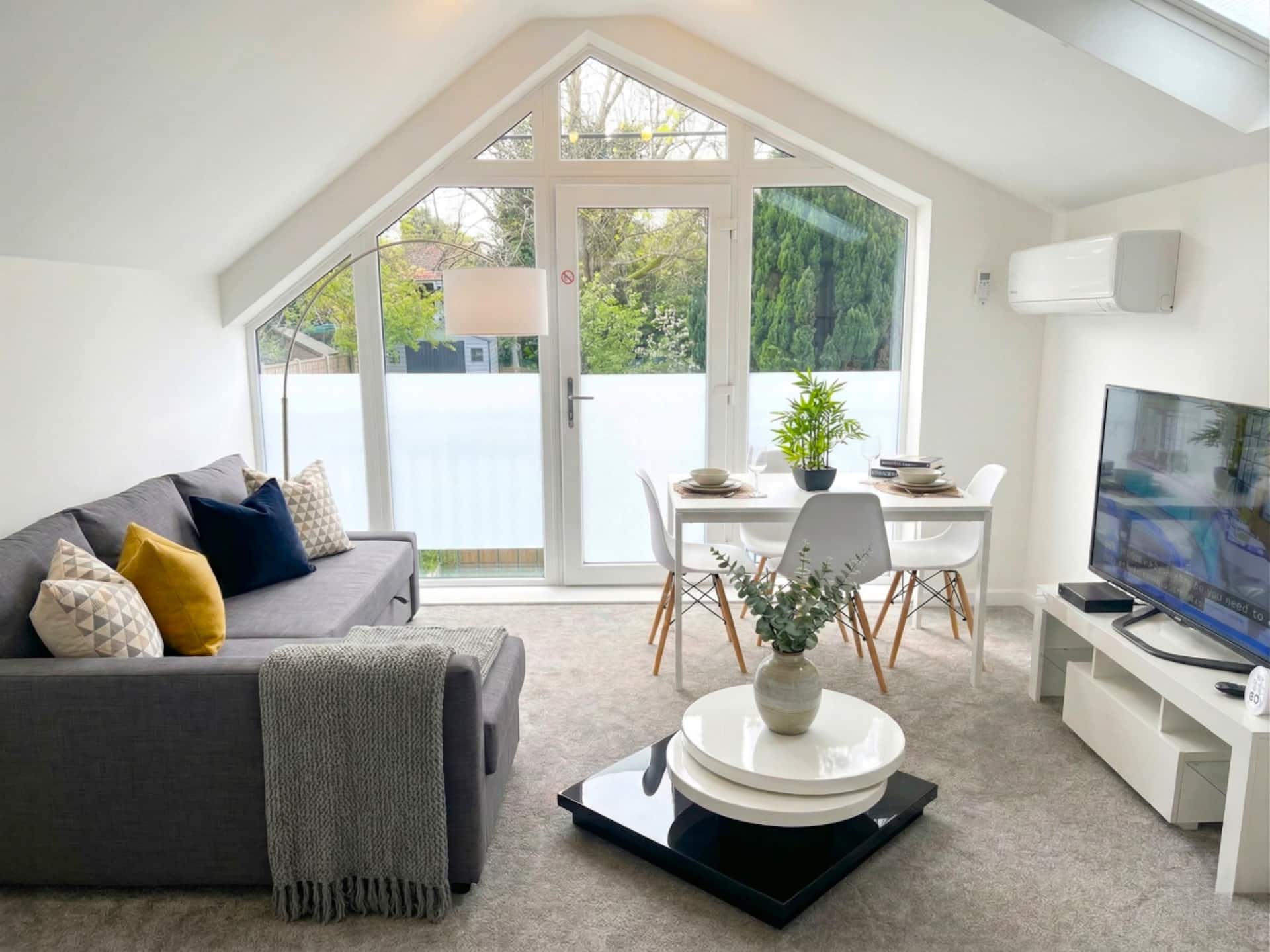 Sunny Lodge 1-Bed Flat, AC, Stunning View, Parking