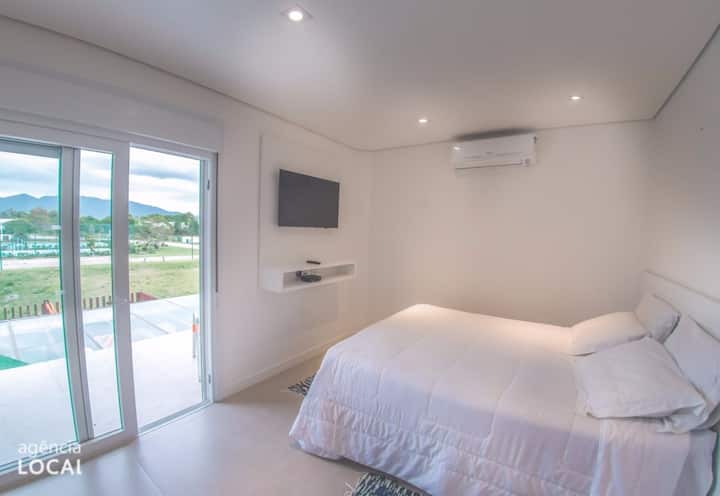 带阳台的套房、2 米宽双人床、空调、50 英寸电视、迷你吧