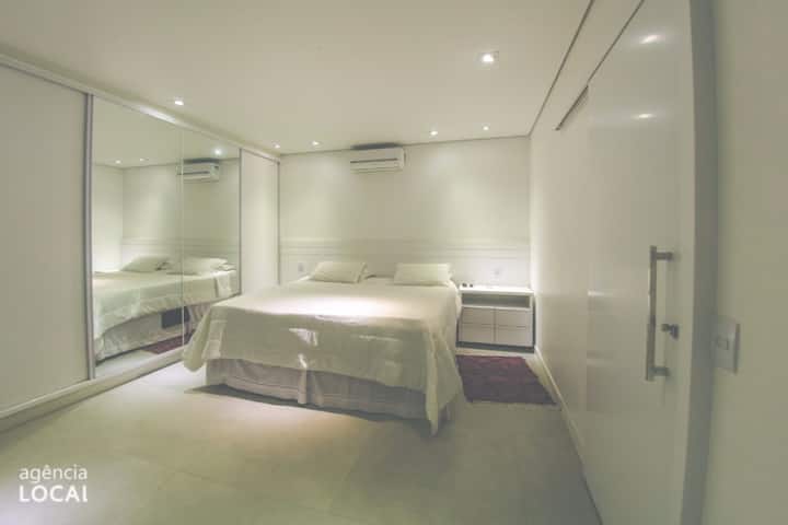 带阳台、2 米宽双人床、空调、迷你吧、60 英寸电视的套房