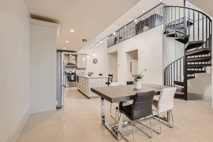 Luxury Loft I Skyline Views in RiNO