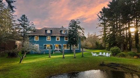 Beach Mansion Escape: 6BR, Hot Tub, Dining 14+