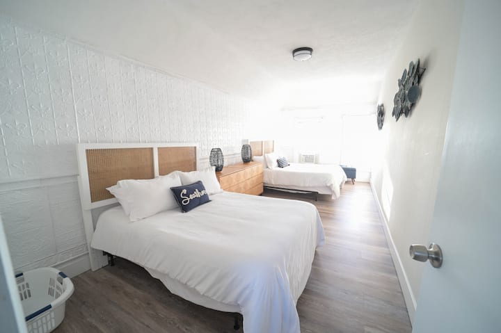 舒适的卧室，配有毛绒床和温暖的照明，非常适合睡个好觉或放松身心。