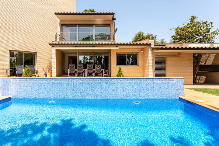 Exclusive Villa with pool seaview gallery image 2