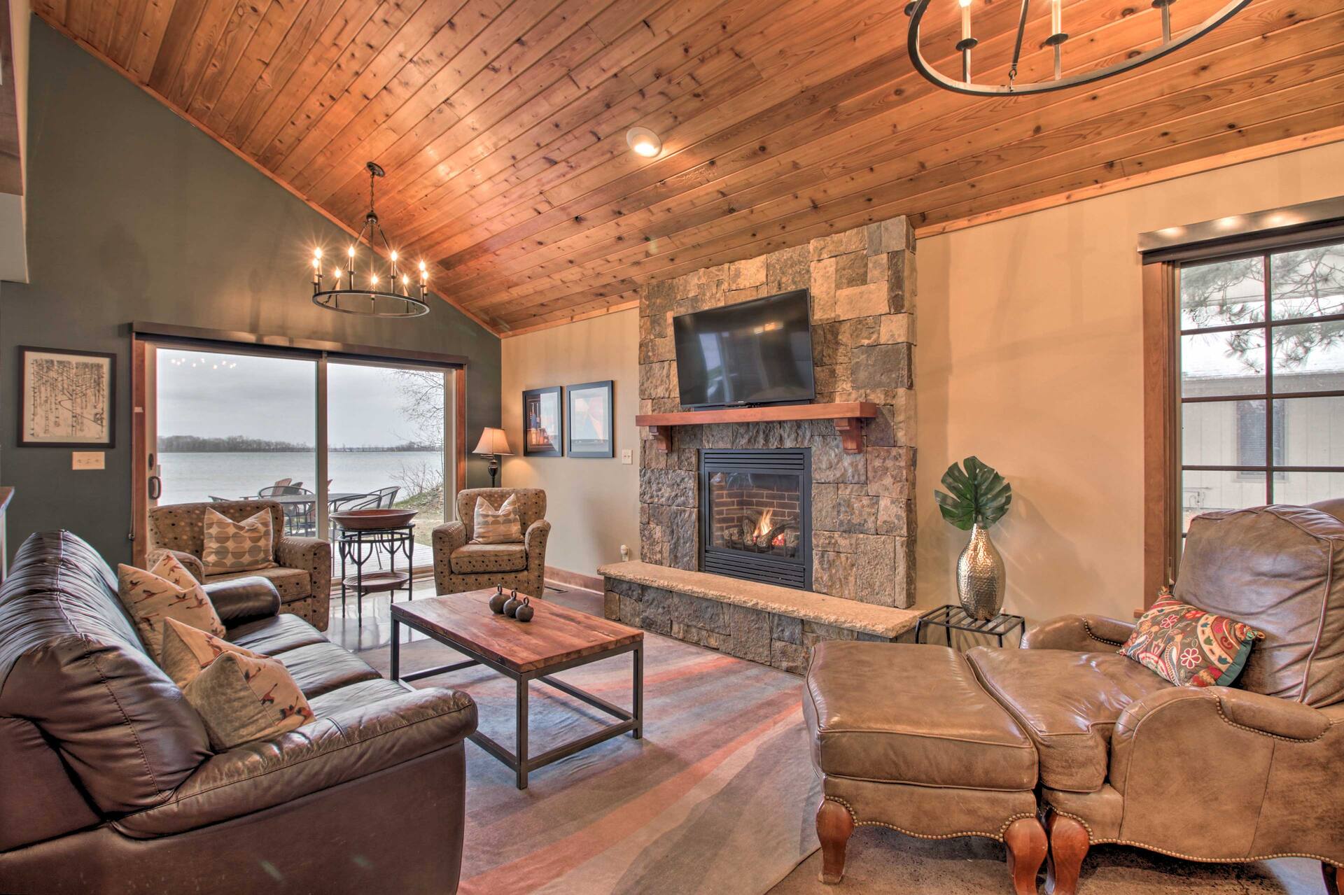 Retraite au lac Pelican avec foyer extérieur, quai et grill !