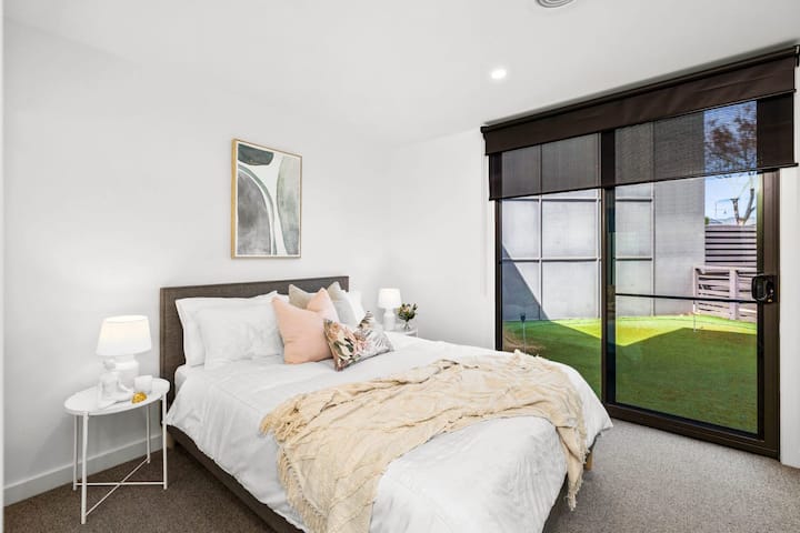 Bedroom 2 – Queen Bed
