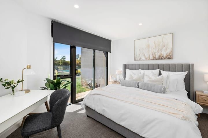Master Bedroom – King Bed with ensuite and pool view