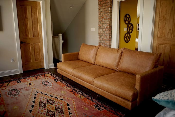 2 BEDROOM SUITE IN FULL B & B W/ GREAT BREAKFAST