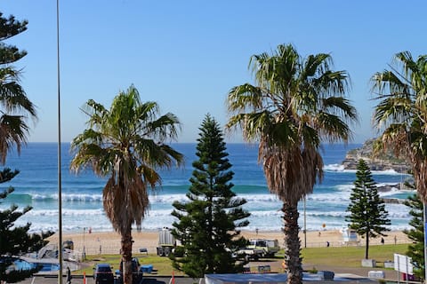 Top performing Airbnb: Beachfront Gem with Stunning Ocean Views in Bondi Beach