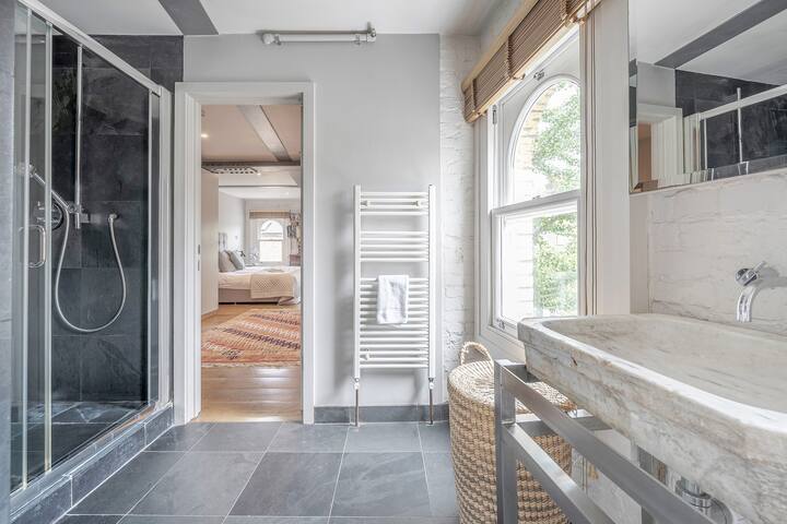 Experience London in amazing reconverted Gin house gallery image 5