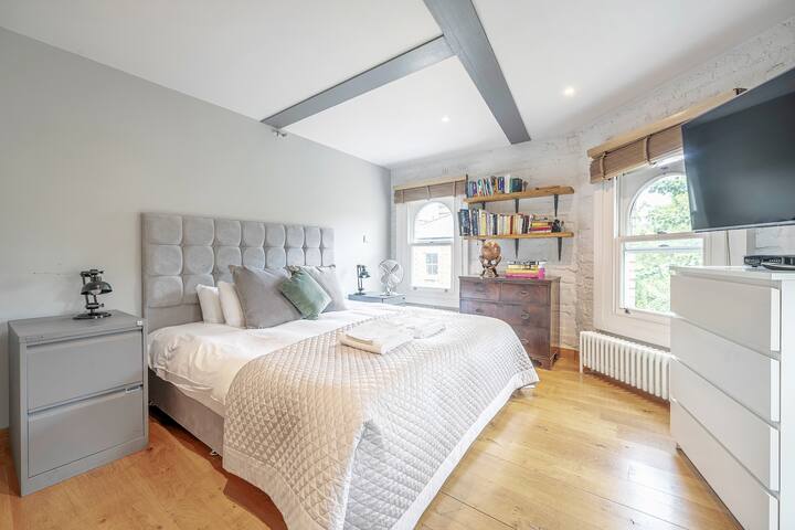 Experience London in amazing reconverted Gin house gallery image 4