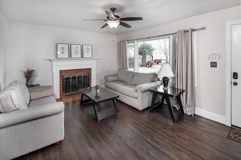 Top performing Airbnb: Serene & Spacious ~ 5mi to Uptown ~ Huge Backyard in Windsor Park
