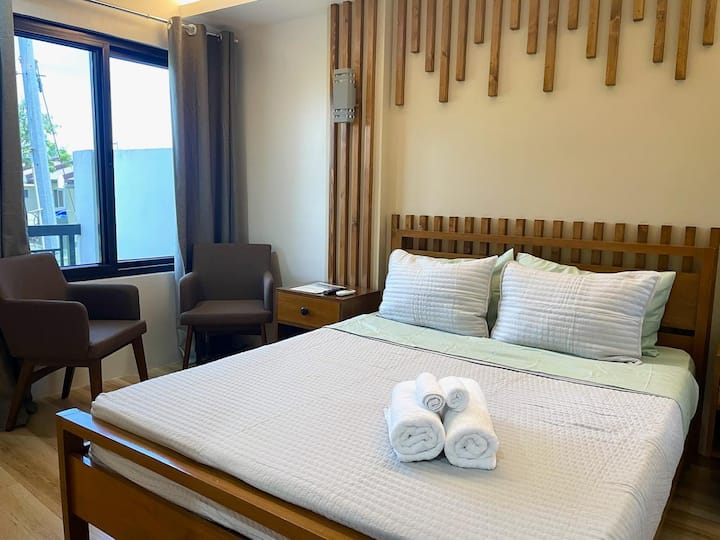 La unidad 4 cuenta con cama tamaño queen, aire acondicionado y televisión.