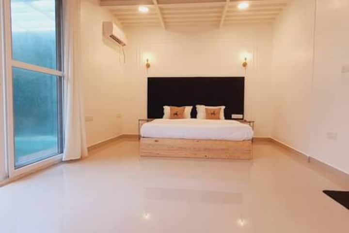 Dormitorio con vista a la piscina