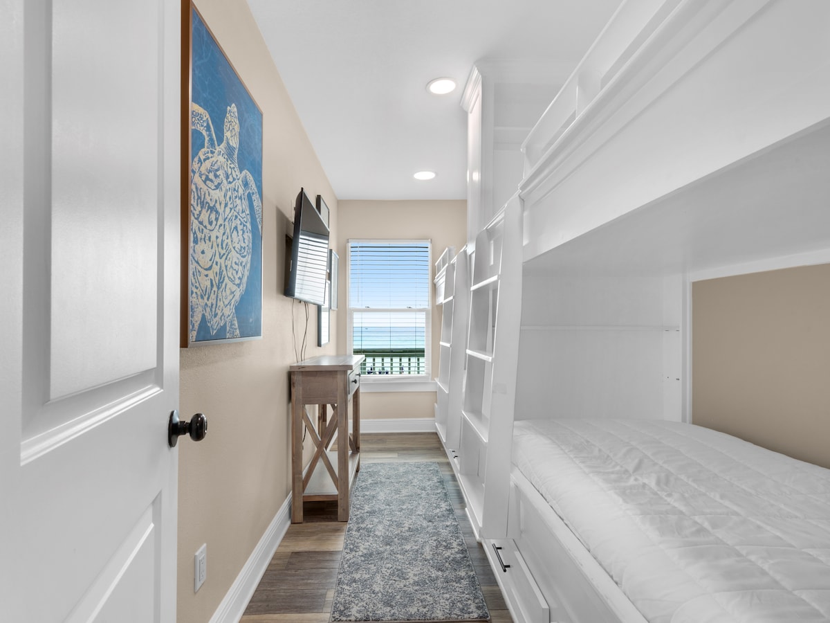 მე-2 სართულის საძინებელი 3 ორსართულიანი საწოლის 2 კომპლექტით = 4 ტყუპი