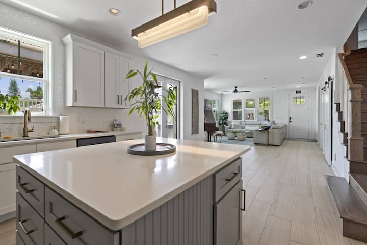 | Walk To Historic Downtown | Sleeps 8| Hot Tub| - St. Augustine, FL