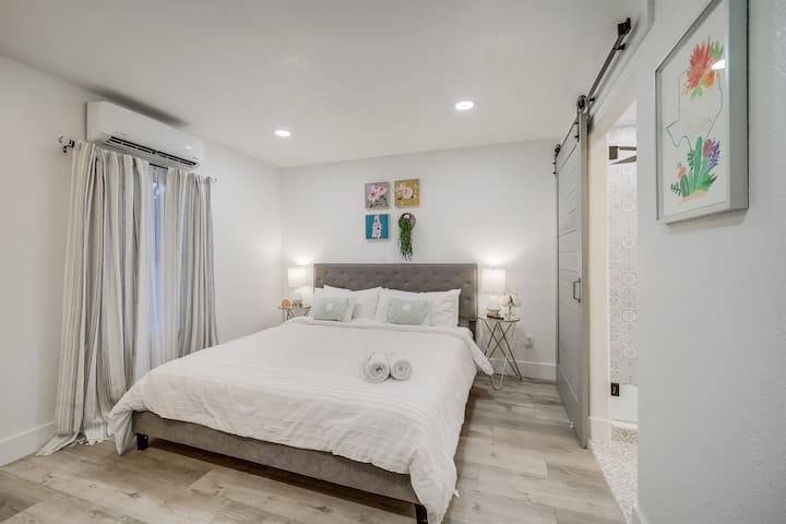 Badilisha usiku wako kuwa likizo zenye utulivu katika chumba hiki kizuri cha kulala.