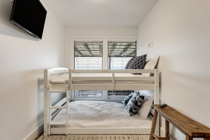 Lala kwa nguvu na uwe na ndoto kubwa katika chumba hiki cha kulala cha ghorofa cha kupendeza.