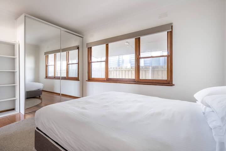 Furahia mapumziko yasiyoingiliwa katika chumba cha kulala cha malkia cha msingi kinachotoa luva za dirisha na vitanda vya nguo kwa ajili ya vitu vyako. 