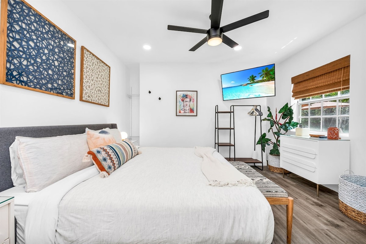 Un alojamiento privado separado de la casa principal. Cuenta con un dormitorio tamaño king con ducha de lujo en suite recientemente renovada y cocina totalmente equipada.