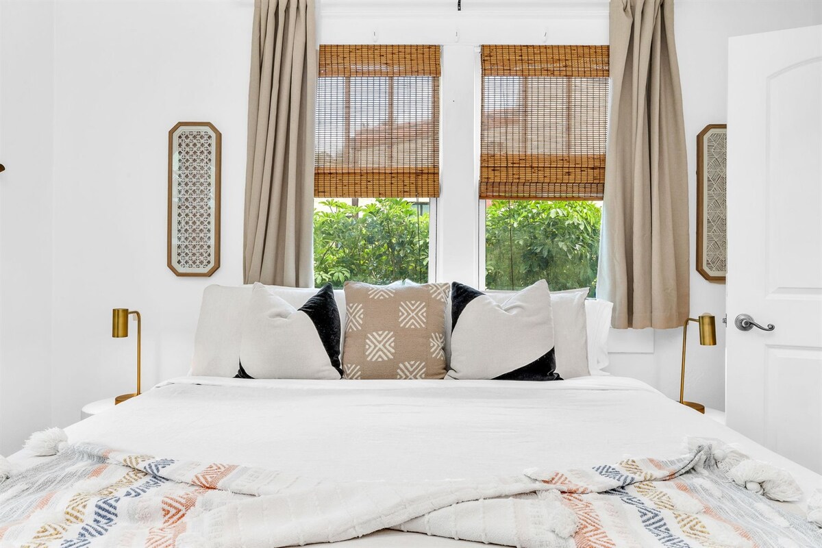 Dormitorio principal tamaño king con baño privado de diseño recientemente renovado.