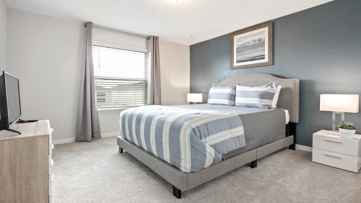 Მშვიდი დედოფლის საძინებელი, რომელიც უზრუნველყოფს სიმშვიდეს და ტელევიზორის დამატებითი კომფორტი მშვიდი დასვენებისთვის