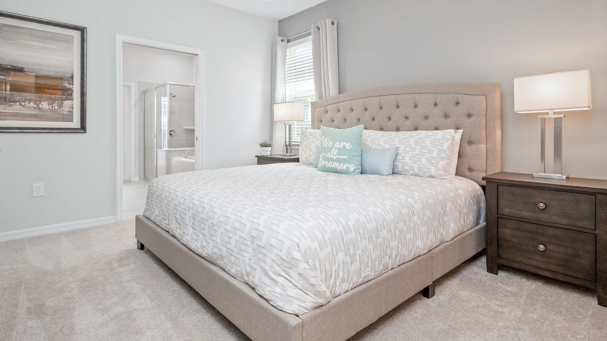 ძალიან დიდი ორადგილიანი საწოლი, რომელიც ელეგანტურობისა და კომფორტის ნაზავია მშვიდი და სასიამოვნო დასაძინებელი სივრცისთვის